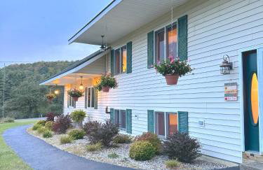 Stylish Mountain Chalet 15mins to Gore Mountain , Large Hot Tub, Playroom & Large Heated Pool - Foto 60