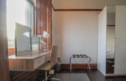 Beautiful, traditional 2 bed flat w free parking - Pass the Keys - Photo 43