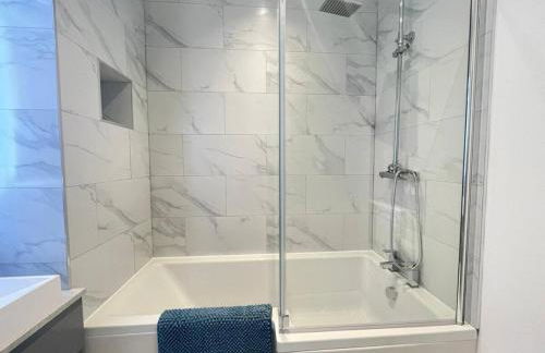 Exclusive 1 and 2 Bedroom Flats only 0,5 miles aw - Foto 36