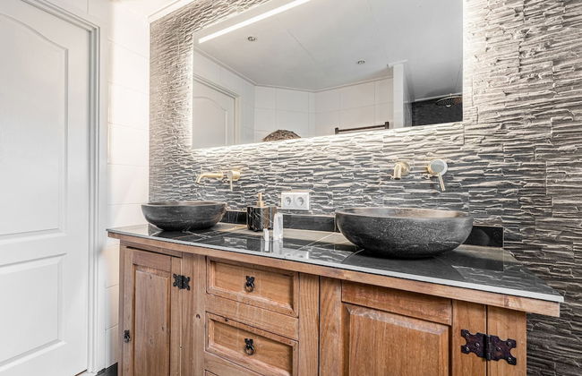 Fantastic Chalet Near Open Waterways, hot tub - Photo 22