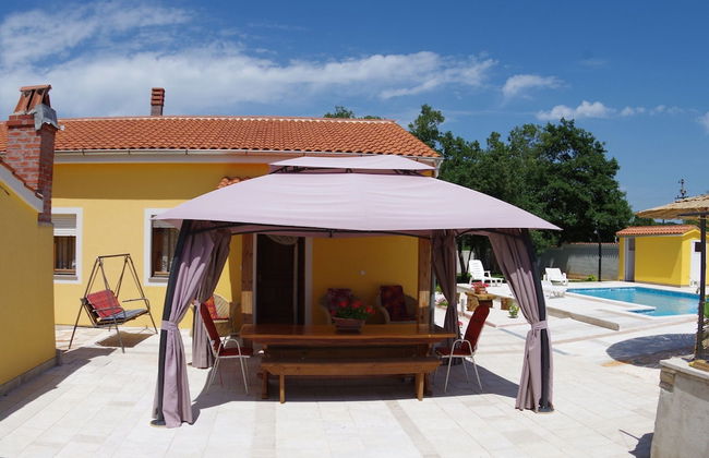 Detached House at Country Side, Fenced Private Garden Ideal for 2 Fam, Wifi - Photo 36