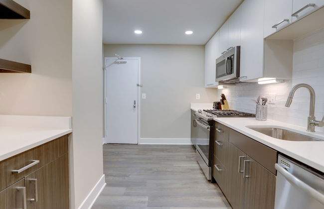 Crystal City Apt for Business Travelers - Photo 14