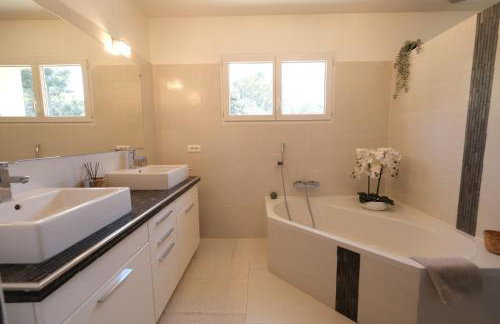 Slpendid villa with heated pool and Jacuzzi for 12 people in Saint-chamas - Foto 33