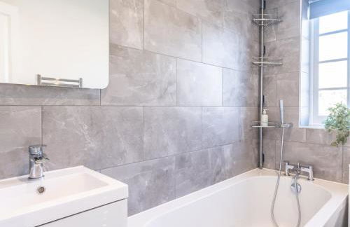 4-Bedroom Seafront House in Southend Sea Views - Pass the Keys - Foto 42