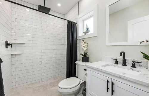 Renovated & Sophisticated Home Near Beach & Shops! - Photo 5