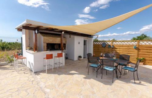 Kuća za odmor M&J s grijanim bazenom - Photo 9