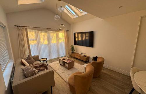 Spacious 5 Bed Home with a Cinema Room, Open Plan Living - Foto 8