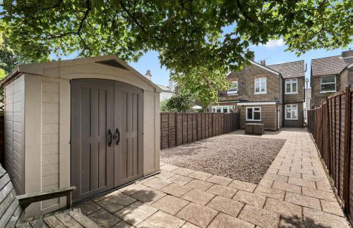 Luxury 4-Bed Family & Group Home-King or Twin Beds-Driveway, Garden-Near Gatwick - Foto 32