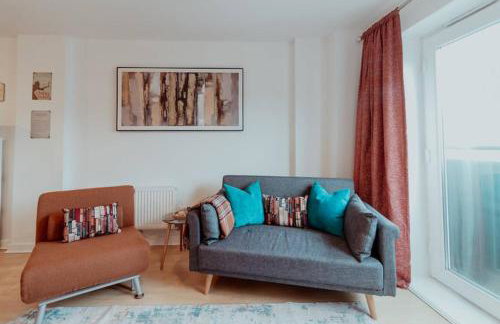 The Diickens Den - Rochester 1BR Flat - Sleeps 4 with Parking - Contractor - Friendly and Ideal for Long Stays - Foto 1