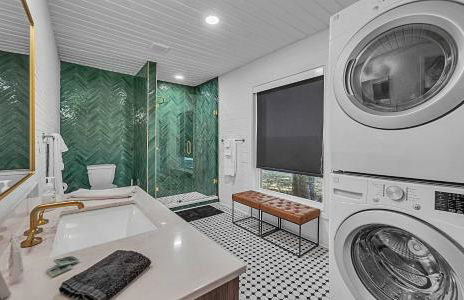 New-The Mod Poppy Large home 10 minutes from it all - Photo 43