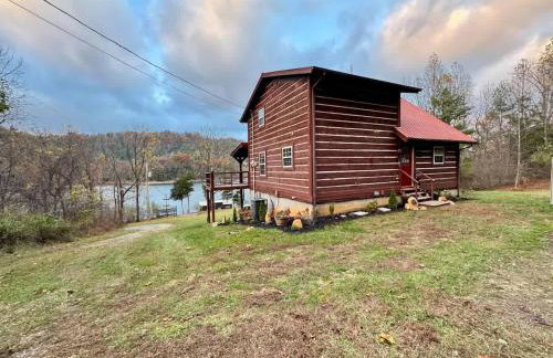 Watauga Lake Retreat Cozy family cabin Sleeps 8 - Photo 1