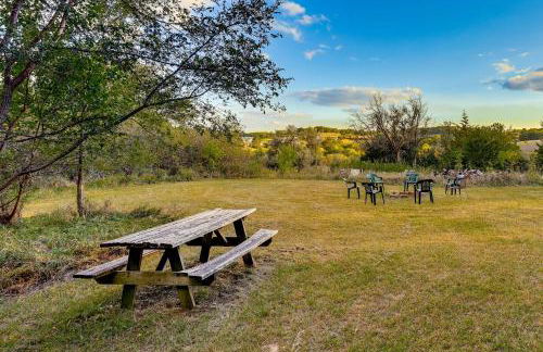 Fort Calhoun Home with Screened Porch and Playground! - Foto 1