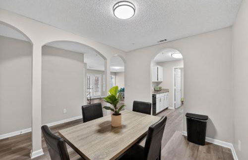 Stylish 2BR2BA with room to unwind - Foto 16