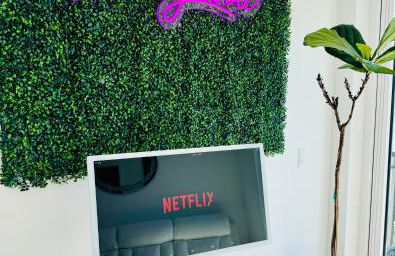 Hollywood Penthouse with Balcony & Pool View - Photo 54