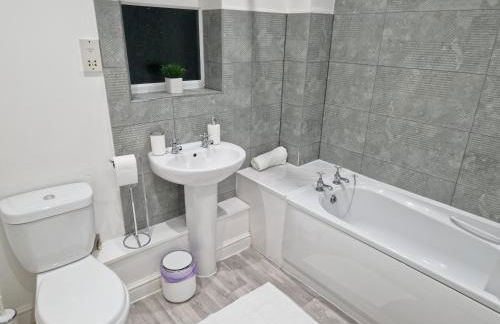 Superb & Beautiful Stourport Home with 7 Beds by PureStay - Foto 34