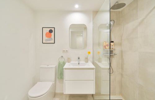 Modern City Centre Apartment w/ Terrace & Fast WIFI - Foto 15