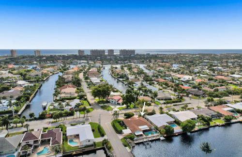 Luxe 4BR Waterfront w Htd Pool 5min to Beach - Foto 9