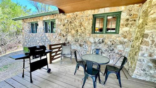 Tranquil Riverfront Cabin Retreat with Wildlife, Trails & Open Skies in Tahlequah, Oklahoma - Foto 5