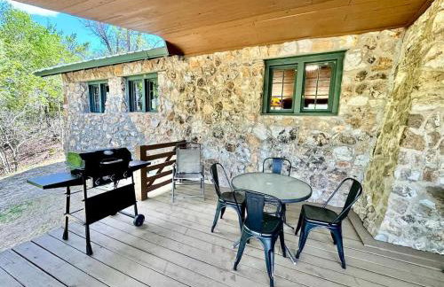 Tranquil Riverfront Cabin Retreat with Wildlife, Trails & Open Skies in Tahlequah, Oklahoma - Foto 5