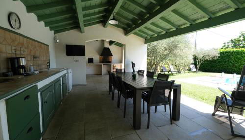 vacation rental with pool and poolhouse, close to arles in moulès- sleeps 8 - Foto 2