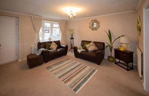 Spacious 3BR House By Kammili Properties in Westhoughton - Free Parking - Photo 12