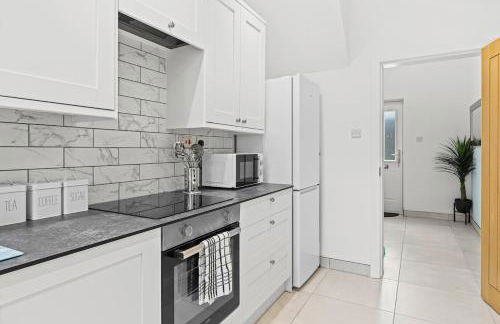 4 Bed Home sleeps 7 close to Cheshire Oaks Princes Rd - Photo 13