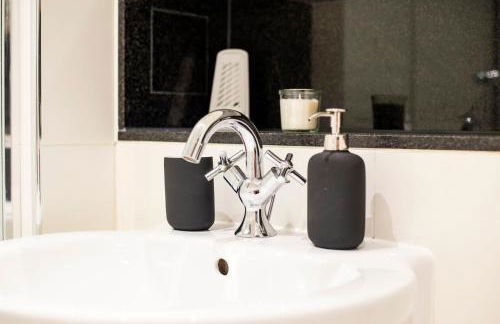 Bright Riverside 2 Bed Haven with Balcony - Modern Comfort in Battersea - Foto 8