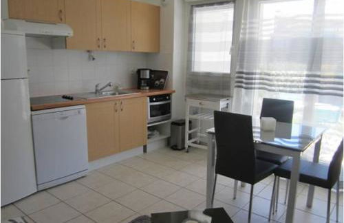 SUPERBE APPART AVEC JARDIN ET PISCINE - Foto 3