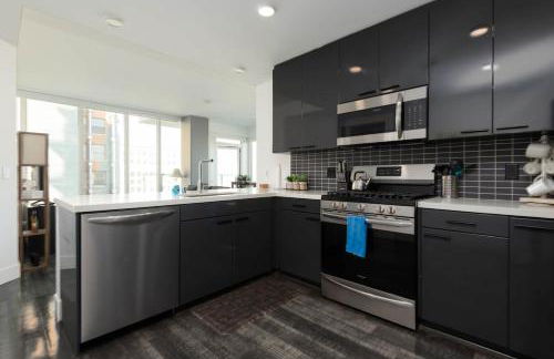 Stylish 3BR High-Rise with Pool, Hot Tub & Rooftop Views - Foto 3