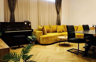The White House Split - Photo 1