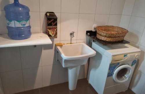 Apartamento Frente para o Mar - Varandão com Blindex - Vista para o Mar - 1 Suite e mais 2 Quartos-Ar Condicionado - 2 Vagas - BEIRA MAR - 70 metros da Praia ,TVS SMART GERAL -WI-FI -DISNEY PLUS- PORT 24 HORAS-KIT PRAIA-ROUPA DE CAMA 2 XCASAIS - Foto 36
