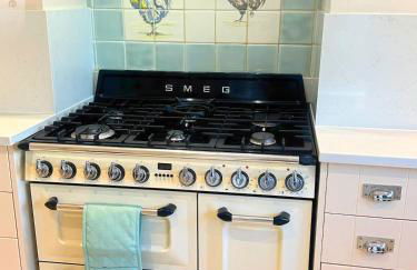 Charming Surrey Cottage perfect for Autumn or Winter gatherings - Photo 33