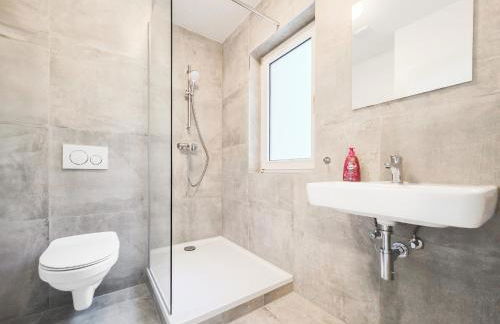 Tolstov Apartments - 3 Room Apartments - Kitchen - Balcony - 5 min to Messe DUS - Foto 28