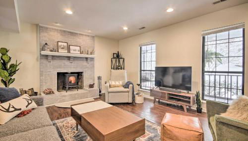 Modern Mountain Retreat with Deck and Hot Tub! - Foto 4