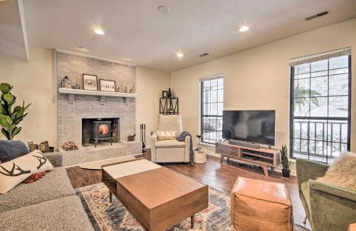 Modern Mountain Retreat with Deck and Hot Tub! - Foto 4