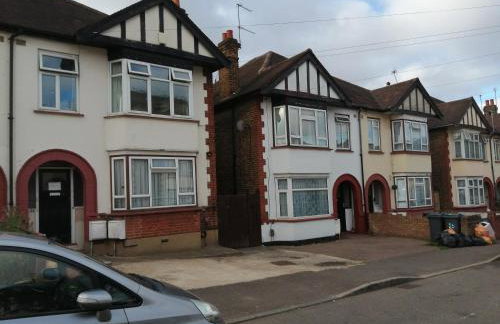 Lovely 3 Bedrooms Flat Near Romford Station With Free Parking - Foto 6