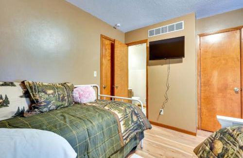 Cabin with Deck about 3 Mi to Apple Valley Lake! - Photo 20