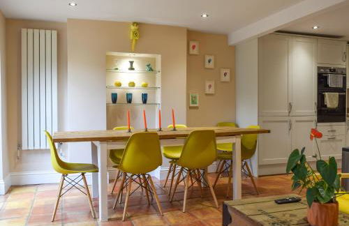 Queens Manor - Photo 2