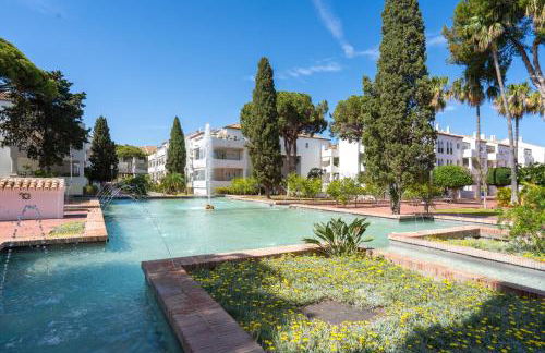 Elegant Marbella Apartment, 5-Pool Oasis, Sunlit Terrace, Garage - Photo 20