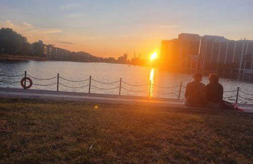 2BR Waterside View Free Parking Fast WiFi Terrace Balcony TV BBQ Garden Access - Foto 12