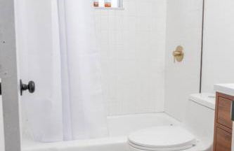 Retro Retreat: 1br home w/ WFH desk, livingroom, and fire pit - Foto 26