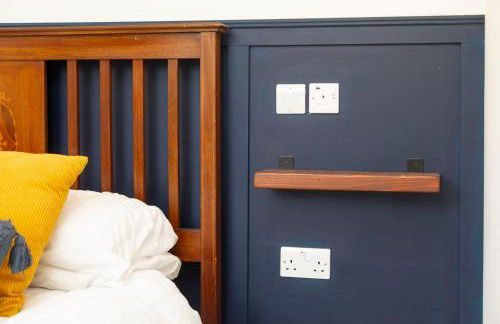 Sleeps 6. Free Wifi. Free Parking central location. - Photo 36