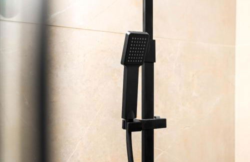 Marcot House Modern 5 bedroom house Solihull 10 mins drive from bhx & nec private off road parking - Foto 12