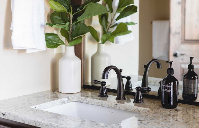 Klamath by Avantstay Gorgeous Mountain Home w/ Fire Pit, Spa & Lake Views - Photo 12