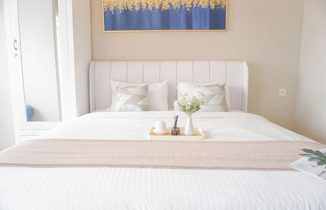 Homey Living and Well Designed Studio Room at Royal Sentul Park Apartment - Foto 5