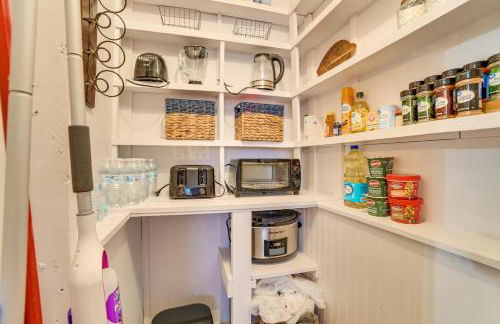 Updated Cabin with 2 Suites, Fire Pit and Forest Views - Foto 11