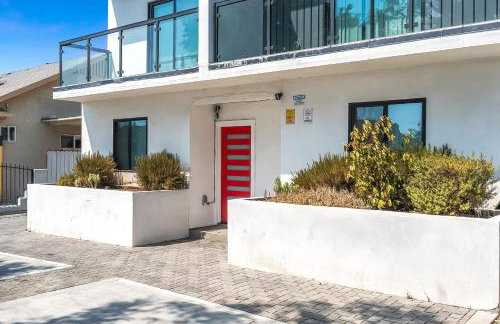 Luxury Townhome with Gated Parking and Private Balcony - Foto 26