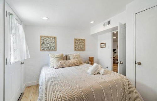 Beach Bungalow with Gorgeous Deck, Close to Beach - Foto 8