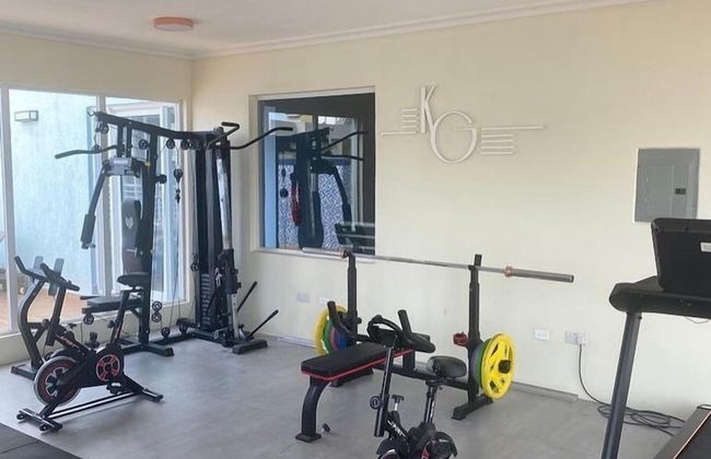 Kensington with pool - Photo 3