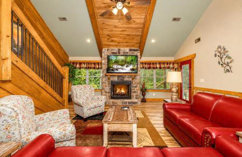 Tennessee Dream –Luxe 3-King Suite Cabin with Game Room, Hot Tub, Resort Pool - Photo 2